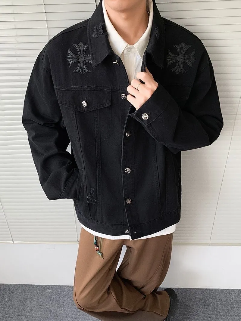 P270 💰 Chrome Hearts Chrome Hearts Cross-Patch Leather Embroidered Shirt Denim Jacket OS version can be worn by both men and women! The fabric is made of twill gauze cotton fabric! The texture is clear and smooth, not easy to wrinkle or fade! The embroidery process is complex and repetitive. There are more than 20 leather labels. It takes 6 repeated embroidery steps to complete the back body. The requirements for the embroidery machine are very strict, and the distance is 45 cm! It won’t work if the spacing is too big, and it won’t work if it’s too small! We make clothes with care, and every detail must be restored one to one! The hardware is all carved and cast, and they are all genuine from the original factory! This piece of clothing consumes a lot of material, with more than 3 meters of material used for one piece of clothing! After the garment is made, it needs to be fixed at high temperature, washed at a water temperature of more than 70 degrees, and softened by adding softener to make the upper body softer and smoother! There is a flap on the sleeve that can be stored into short sleeves! Make it fit that understanding Color: Black White Size: S-M-L-XL